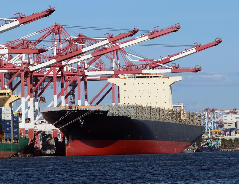 財政部表示，中國受封控、房市低迷衝擊，景氣放緩，導致台灣前10月對中、港出口表現相對其他市場，表現偏弱，出口值僅年增2.2%，占總出口比重更降到38.8%，創近18年同期低點。圖為高雄港貨櫃碼頭。圖／聯合報系資料照片