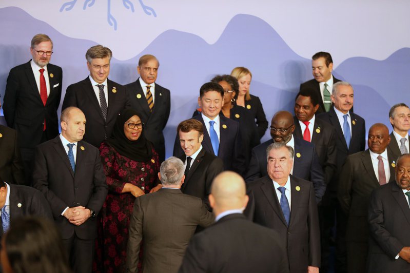 聯合國氣候變遷峰會在埃及夏姆錫克登場，法國總統馬克宏（中）七日到場準備和與會各國領袖合影。（歐新社）