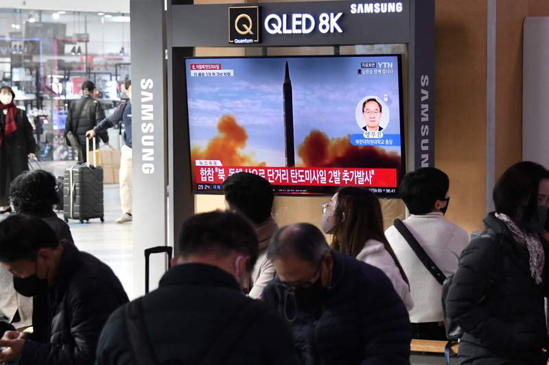 南韓民眾3日在首爾一座火車站觀看北韓發射飛彈新聞。法新社