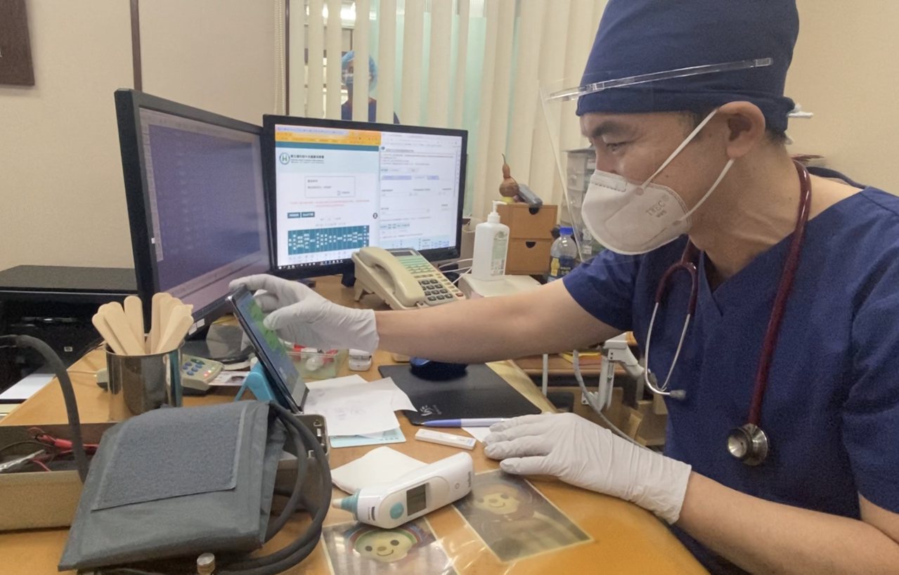 台南市診所醫師透過手機視訊為確診者開藥。記者修瑞瑩／攝影