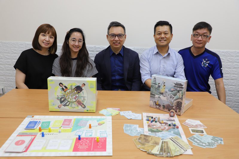 國立台灣科技大學教授侯惠澤團隊以認知心理學為基礎，近年從學科理論面著手設計多款桌遊。圖／台科大提供