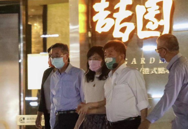 台北巿議員徐巧芯在臉書貼出民進黨候選人陳時中與一位女性牽手的照片，引發議論。圖／徐巧芯臉書