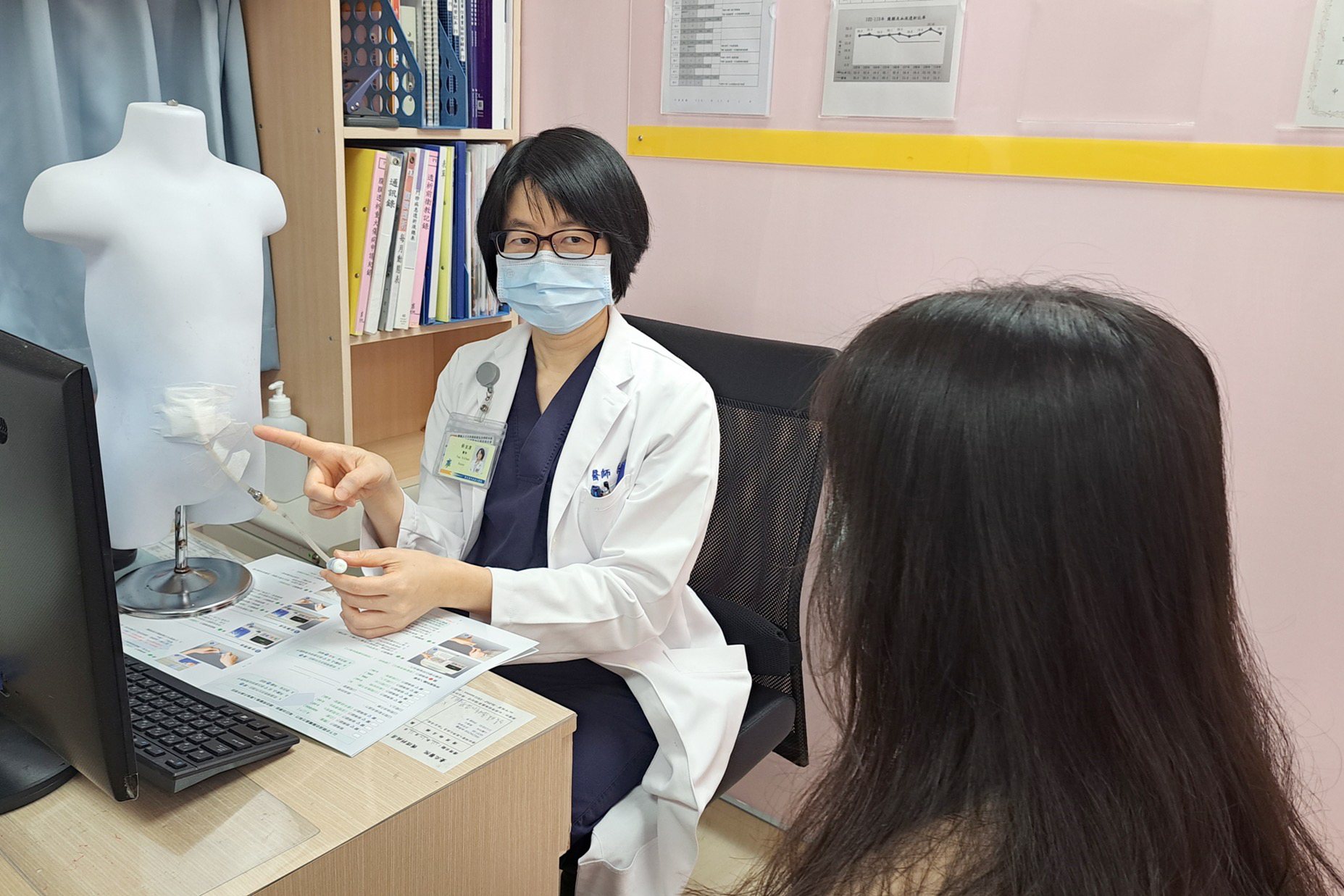 衛福部台北醫院腎臟科醫師蔡宜潔介紹腹膜透析治療，圖為情境照，非病人本人。圖／部北提供