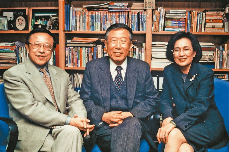 三位遠見創辦人是志趣相投的好友，左起高希均、張作錦、王力行（2000年)。圖／沈珮君提供