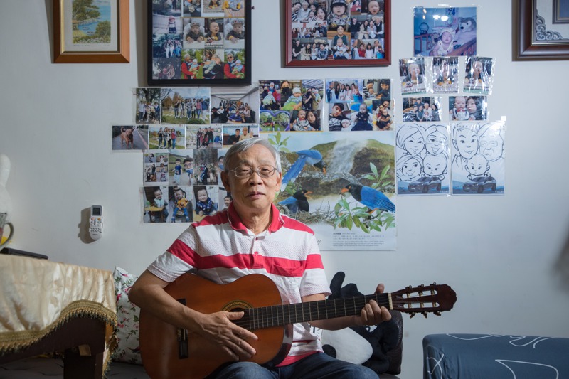 曾是馬來西亞留學生，卻在白色恐怖時期被迫當了政治犯的陳欽生，音樂是他排解痛苦的管道之一，在獄中曾有獄友攜帶吉他，也讓他演奏了幾首。記者曾原信／攝影