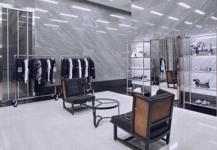 Thom Browne微風南山專門店男裝區，以簡約設計，呈現紐約大都會的冷調和摩登。圖 / Thom Browne提供