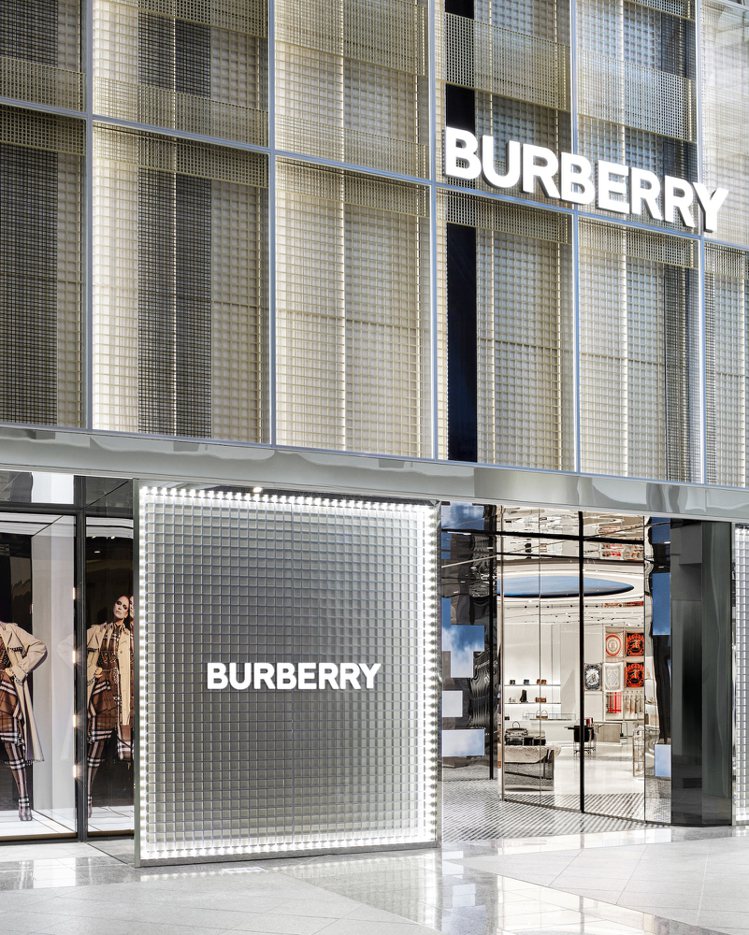 Burberry今日正式為台北101專賣店重新揭幕，並將品牌經典的格紋化為外牆的簡約抽象設計。圖 / Burberry提供