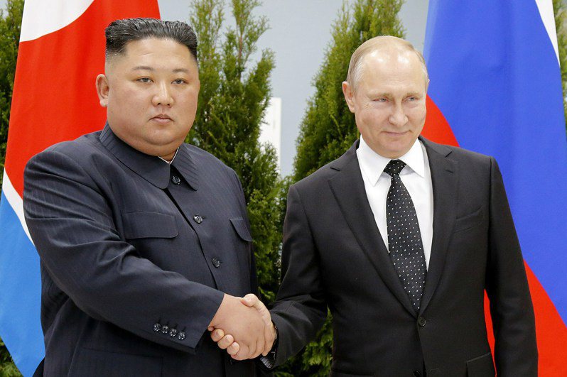 北韓領導人金正恩（左）與俄國總統普亭2019年在海參崴會面。（美聯社）