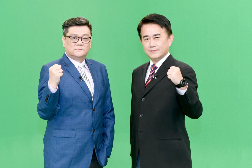 華視主播謝昶易（左）與陳亞理輪流播報 「2022世足看華視」。圖／華視提供