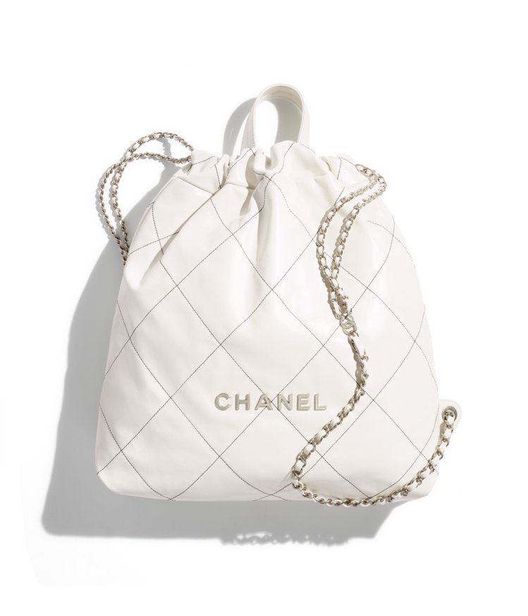 白色亮面皮革CHANEL 22後背包，17萬4,500元。圖／香奈兒提供