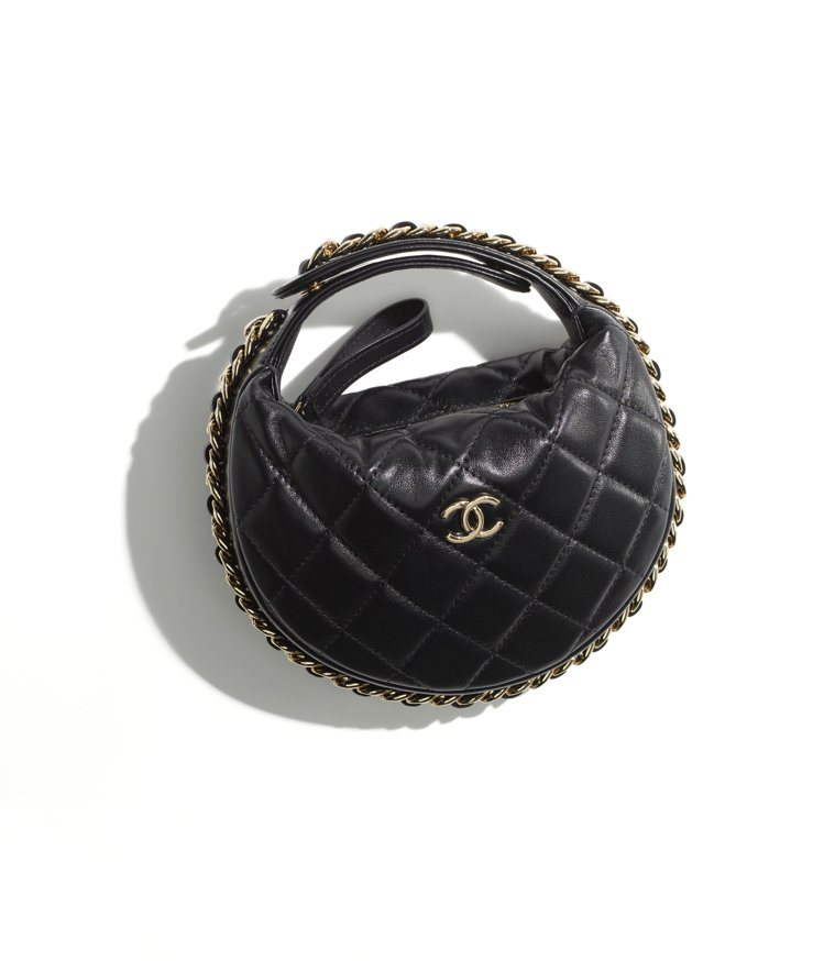 黑色皮革雙C LOGO皮穿鍊圓弧造型手拿包，11萬4,100元。圖／香奈兒提供