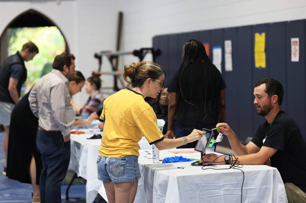 喬治亞州選情激烈，亞特蘭大市一處投票所8日一早便見到投票人潮。法新社