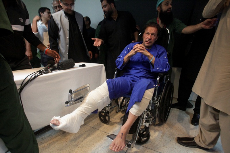 巴基斯坦前總理康恩3日遭槍擊。路透