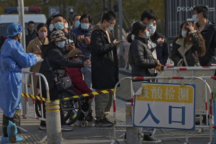 中國大陸疾病預防控制中心原副主任、公共衛生專家馮子健在採訪中表示，減少核酸檢測服務的提供。（美聯社）