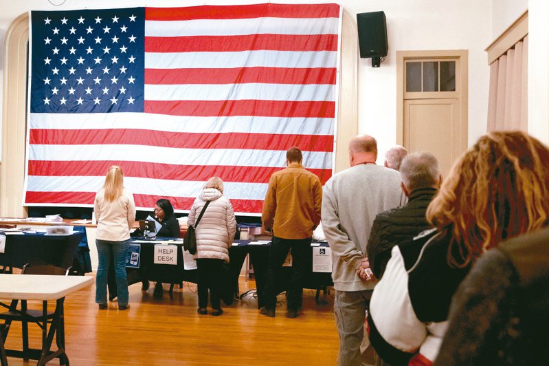 美國期中選舉八日登場，維吉尼亞州的選民排隊投票。（歐新社）
