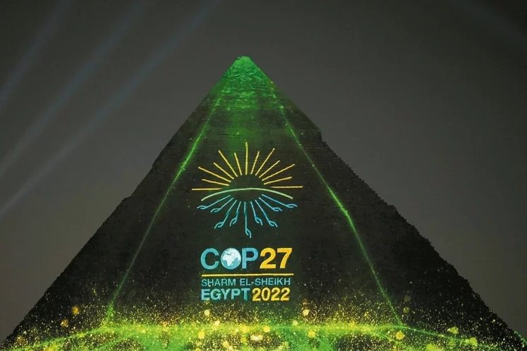 聯合國氣候變化綱要公約第廿七屆締約方會議主辦國埃及，五日展示氣候峰會標誌投影在埃...