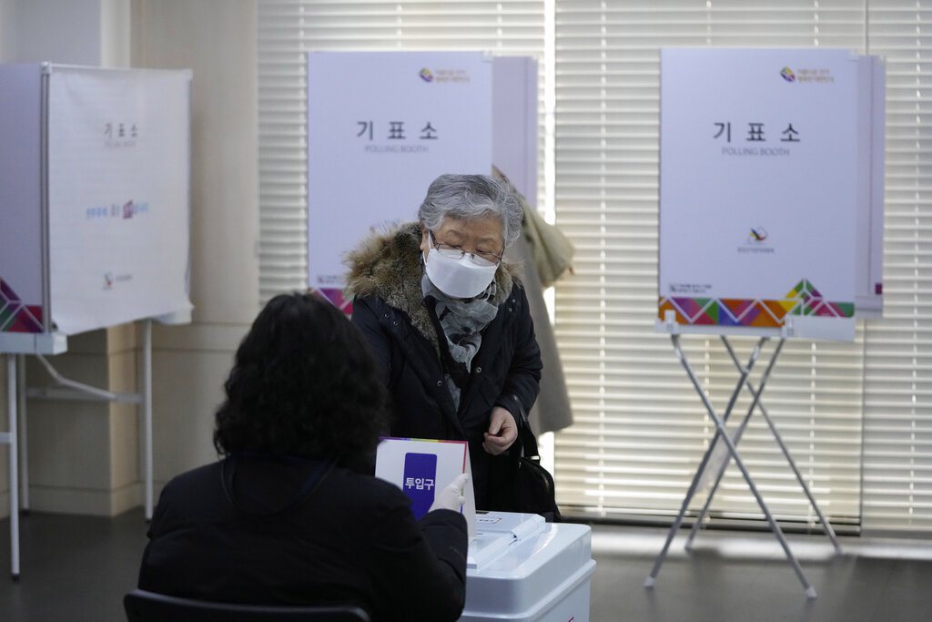 今年韓國舉行總統大選前，也發生了確診者不能投票的問題。 圖／美聯社