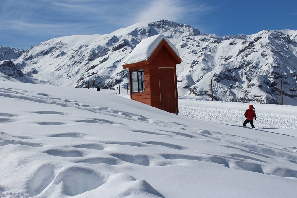 隨著氣候暖化，對於靠著滑雪吸引大批觀光客的全球冬季休閒運動業者來說，造雪工作變得...