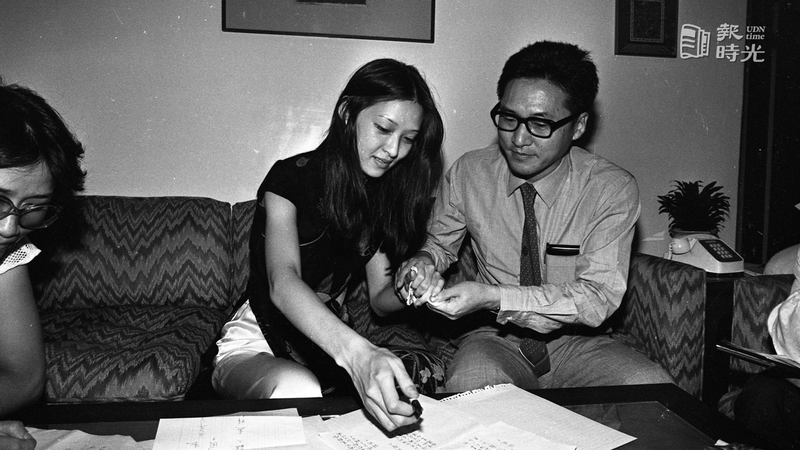 女星胡茵夢（左）與李敖（右）廿八日召開記者會，表示雙方已簽字離婚。圖＼聯合報系資料照（1979/08/28　朱立熙攝影） 

