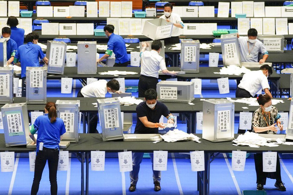 圖為今年日本國會選舉計票作業。 圖／美聯社