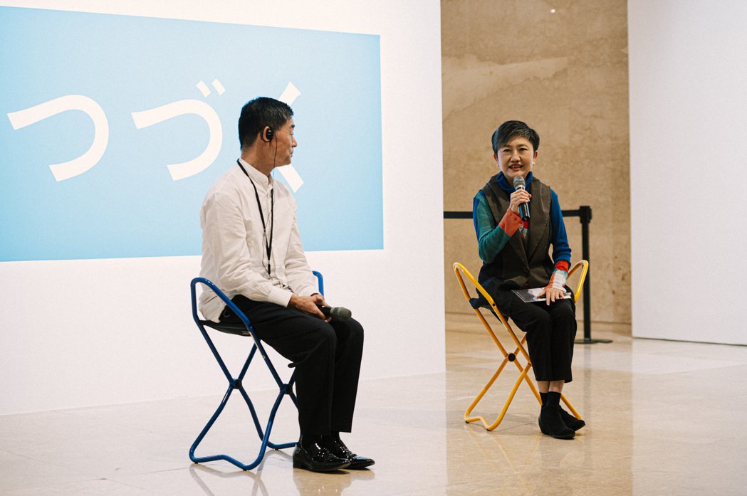 皆川明與高雄市立美術館館長李玉玲（右）在展覽開幕記者會上對談。攝影／邱家驊