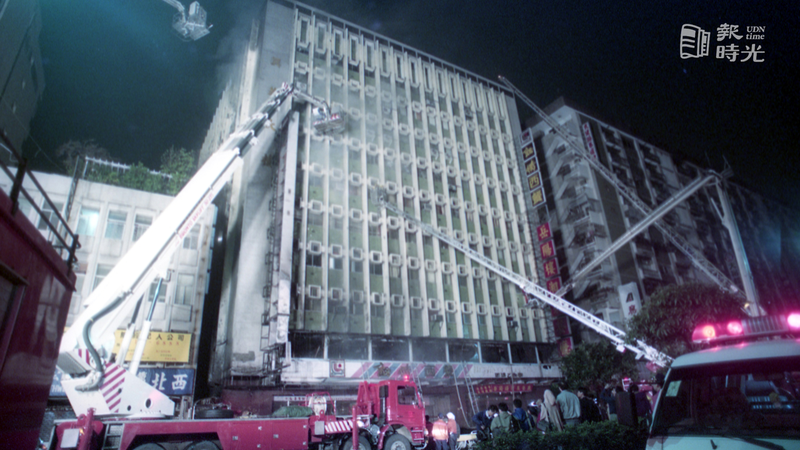 台北市松江路興華大樓「論情」西餐廳凌晨發生火警，造成30人死亡，21人受傷的嚴重傷亡。圖＼聯合報系資料照（1993/01/19　黃國有攝影）
