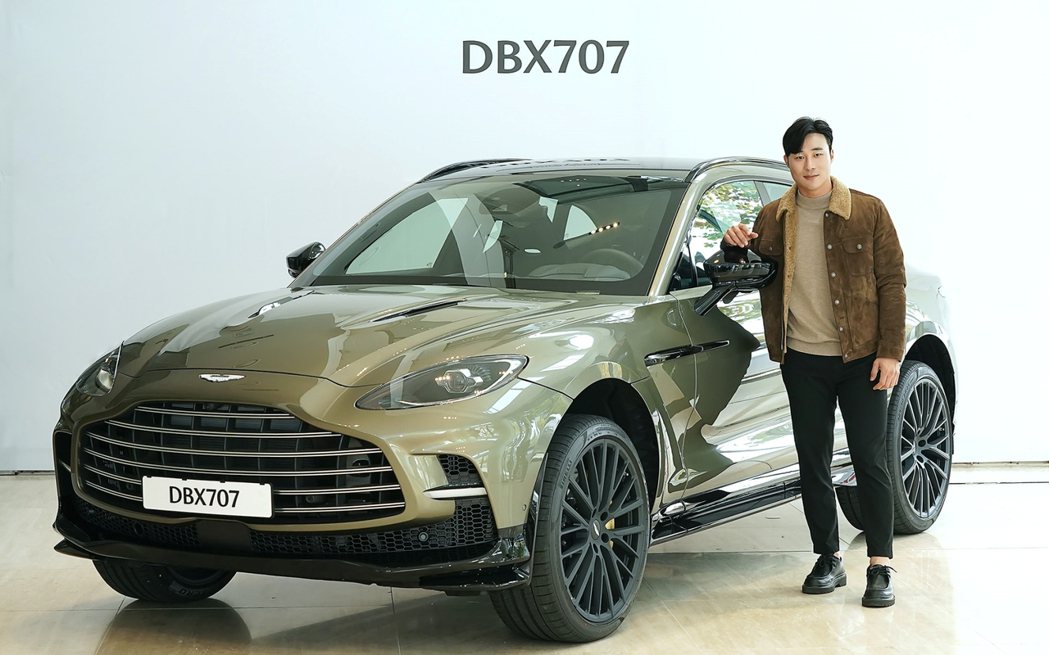 目前效力於美國職棒大聯盟聖地牙哥教士隊的游擊手金河成，在9日時獲贈了一輛Aston Martin DBX707來做為他休賽季時在韓國使用的代步車。 摘自Aston Martin Seoul Instagram