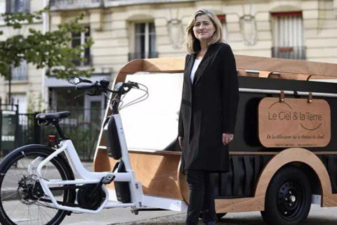 法國巴黎殯葬業者 Isabelle Plumereau 推出了法國的第一輛電動自...