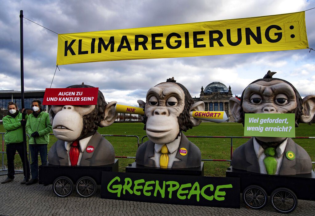 圖為2021年綠色和平在德國國會大廈前進行抗議，訴求政府對防止氣候變遷問題有更具體做為。 圖／美聯社