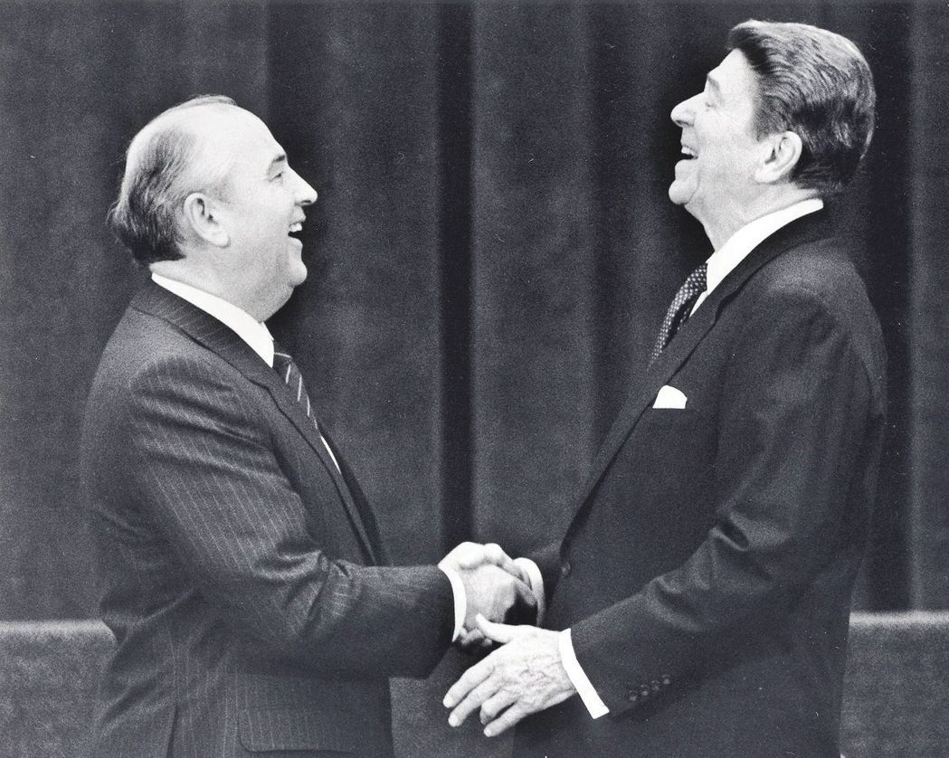 美國總統雷根(右)與前蘇聯領袖戈巴契夫(左)1985年11月19日第一次在日內瓦...