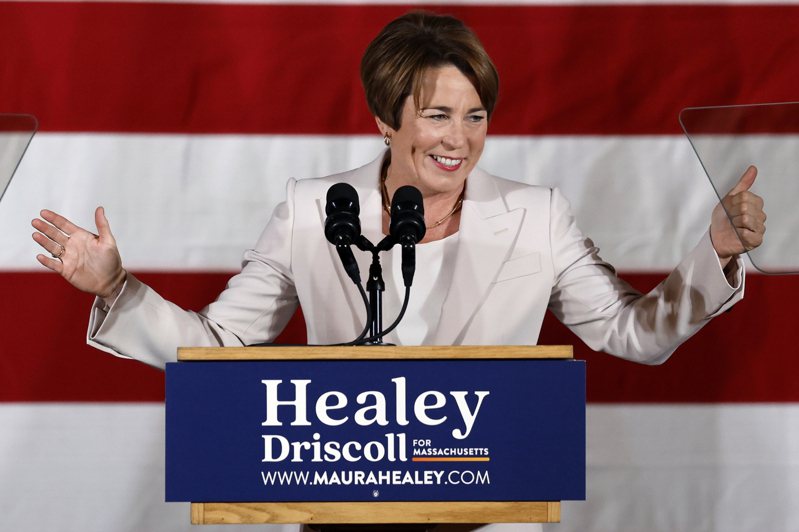 美國民主黨的希利也當選麻州州長，成為美國首位出櫃女同性戀州長。 美聯社