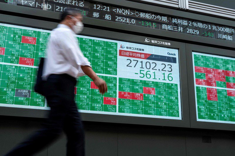 日本東京股市回吐稍早的漲勢收跌，從先前的美國期中選舉行情回落。 法新社資料照
