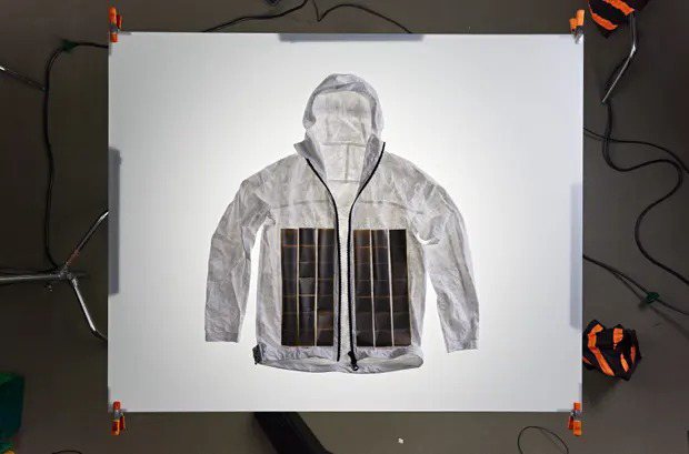 最新的「熱迷彩夾克」使用了石墨稀，該物質模擬週遭熱輻射的能力，並能逃過紅外線偵測。（Photo by Vollebak）