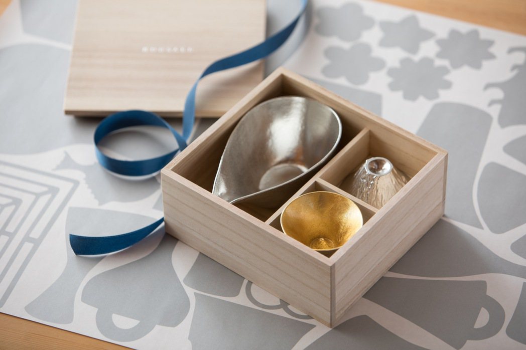 能作提供適合各個贈禮時機的禮物包裝組，圖為清酒具桐木禮盒（片口盅 -L+ 富士山...