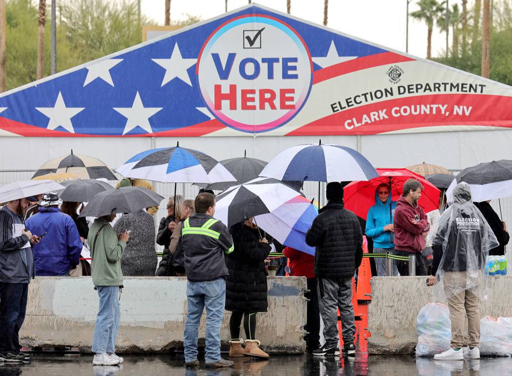 美國8日舉行期中選舉，內華達州拉斯維加斯的選民在雨中排隊投票。法新社