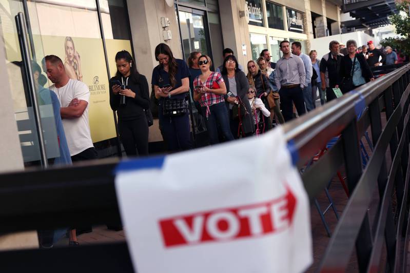 美國期中選舉8日投票，東岸部分州的投票所於當地時間晚間6時（台灣時間9日上午7時）起陸續關閉，參院決勝州之一的亞利桑那州馬里科帕郡（Maricopa County）傳出數十台計票器故障。法新社