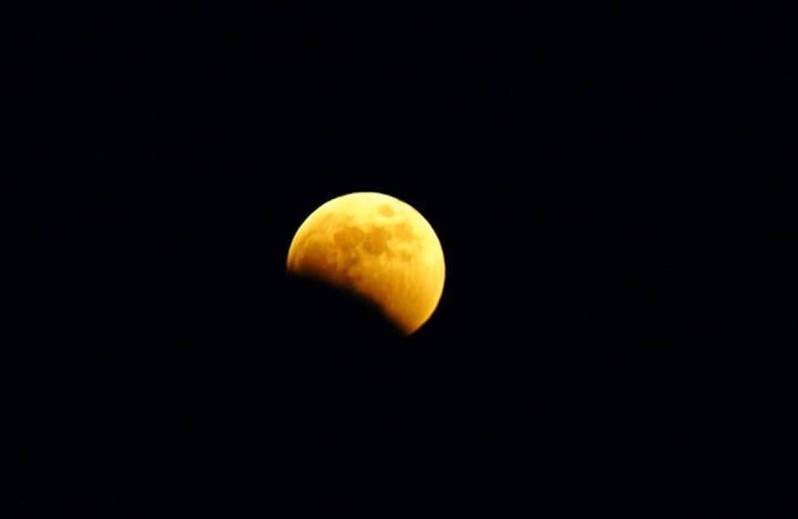 玉山北峰賞月食，圖為謝新添拍攝。圖／取自鄭明典臉書