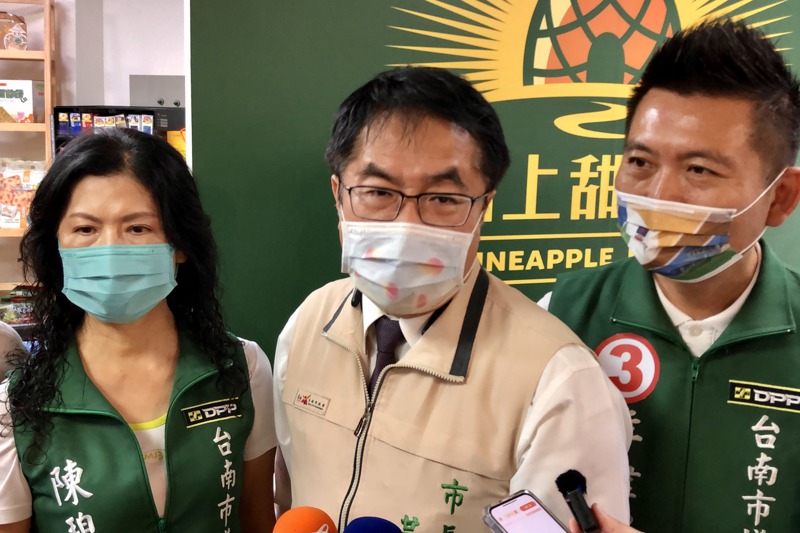 國民黨台南市長候選人謝龍介批評IKEA不來台南是因青年人口流失，市長黃偉哲（中）回酸謝要批評應該多開會、多讀點書。記者周宗禎／攝影
