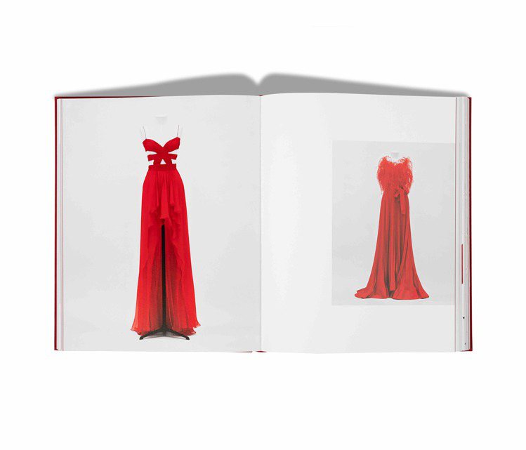 《VALENTINO ROSSO》精裝書籍，收錄Valentino品牌史上重要紅色經典創作。圖／VALENTINO提供