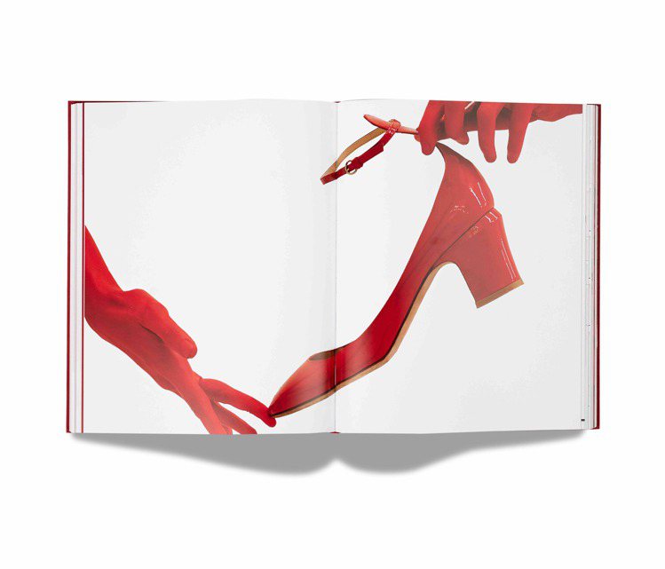 《VALENTINO ROSSO》精裝書籍，收錄Valentino品牌史上重要紅色經典創作。圖／VALENTINO提供