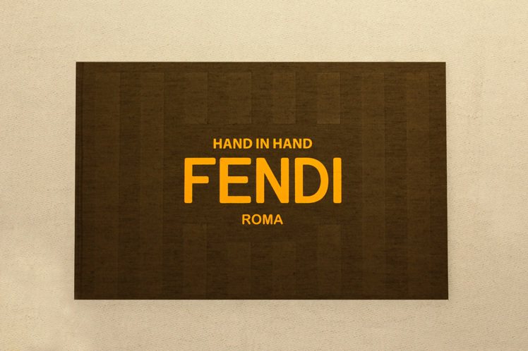 FENDI為今年歡慶25週年的Baguette包推出「hand in hand」合作案限量版專書。圖／FENDI提供