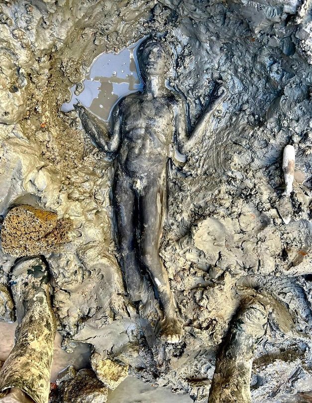 考古学家10月在义大利首都罗马以北约161公里的圣卡夏诺德伊巴尼发现了保存状况非常完好的伊特拉斯坎雕像。这批青铜像有20多个，可以追溯至超过2000年前，被誉为该区域最重要的考古发现之一。欧新社