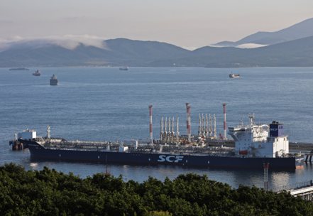 從12月5日起，歐盟將對俄羅斯原油出口實施新一波制裁。    路透