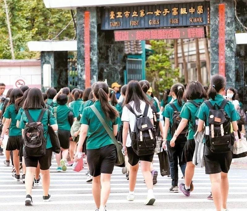 台北市高中職招生不足的缺額逐年升高，北市教育局初步規畫，明年起擬將高中職招生全面減招，最受關注的明星高中建中減招23人、北一女減招20人。本報資料照片