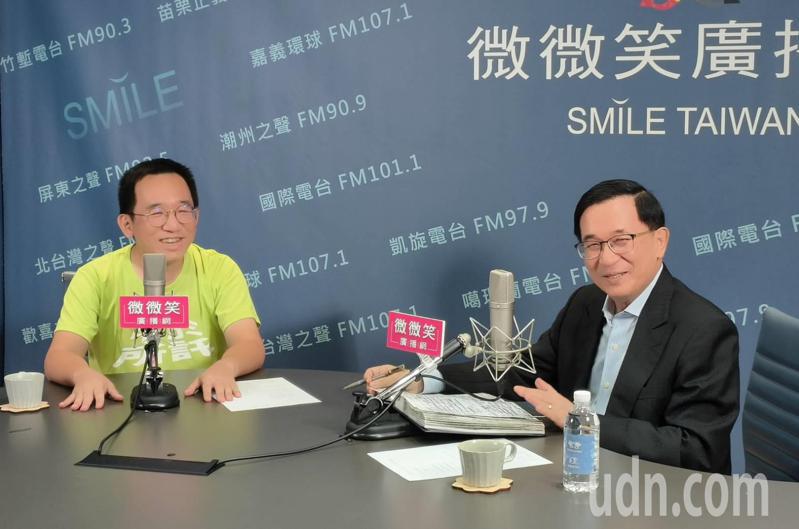 前總統陳水扁在電台節目訪問兒子陳致中，父子兩人笑憶當年往事。記者蔡容喬／攝影