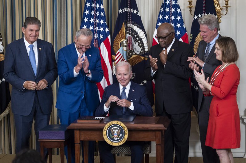 美国总统拜登（中）8月16日在白宫签署通膨削减法案，令该立法正式生效。欧新社(photo:UDN)