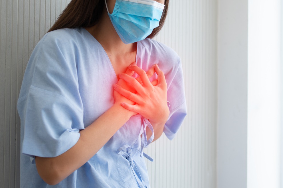 即便是輕微胸痛也不可輕忽！根據美國心臟協會刊登一項研究表示，若出現胸痛、呼吸急促，未來 30 年內可能會出現相關心臟問題。<br />圖／ingimage