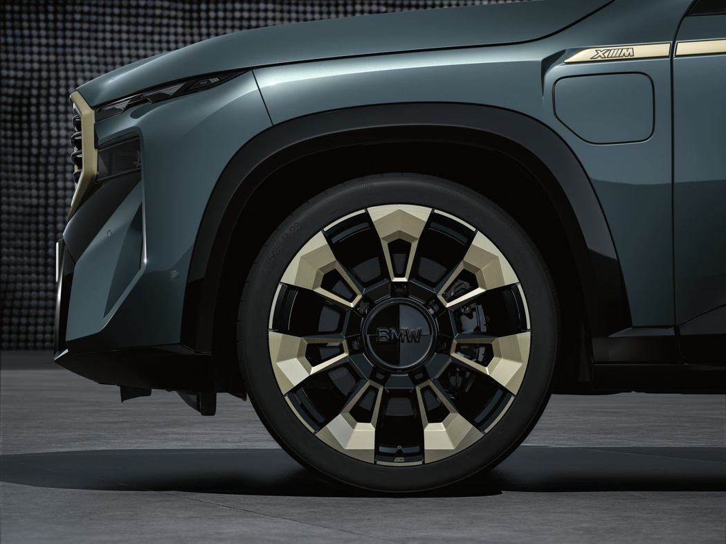 全新首創BMW XM標準配備專屬的23吋M星幅式923 M型輪圈，搭配中央輪圈蓋...