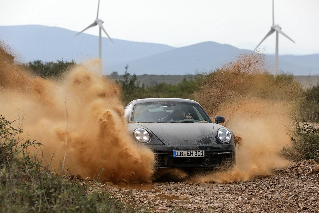 保時捷將在今年洛杉磯車展推出一款極具指標性的特殊 911：全新911 Dakar。 圖／Porsche提供