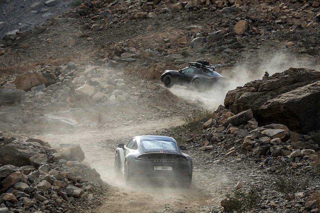 開發團隊在全球各地極端路況條件下對911 Dakar完成超過50萬公里的測試，其...